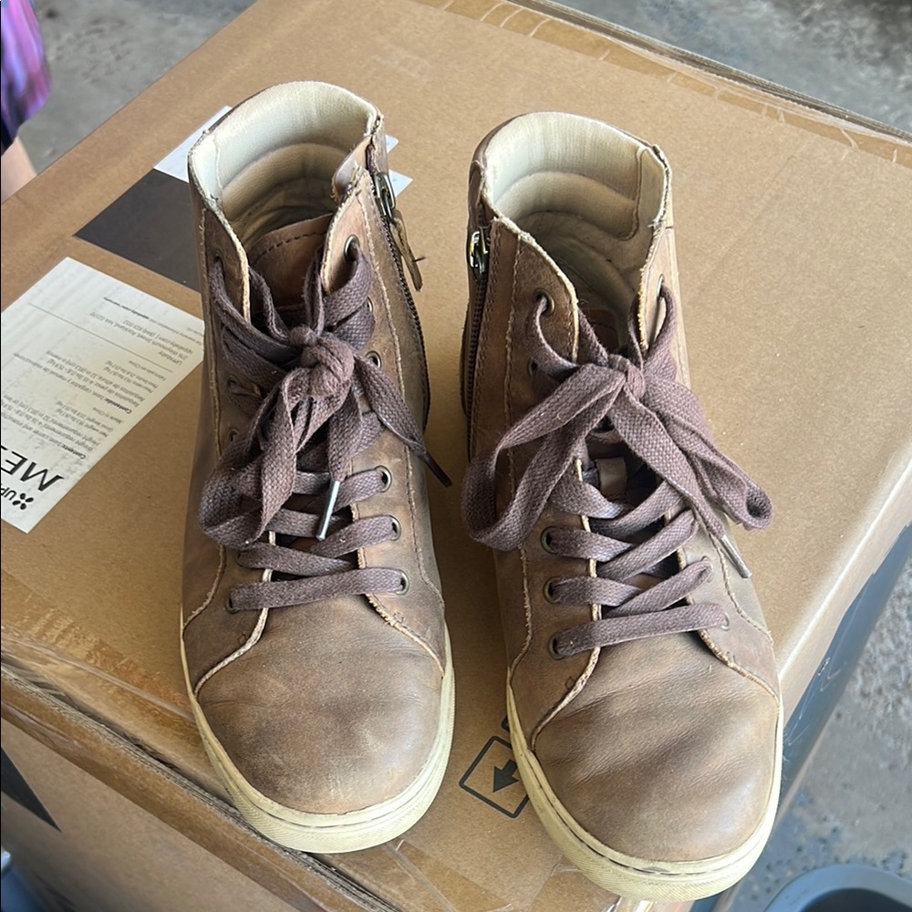 Women’s UGG sneakers